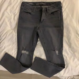 Universal Thread Mid rise skinny jeans!